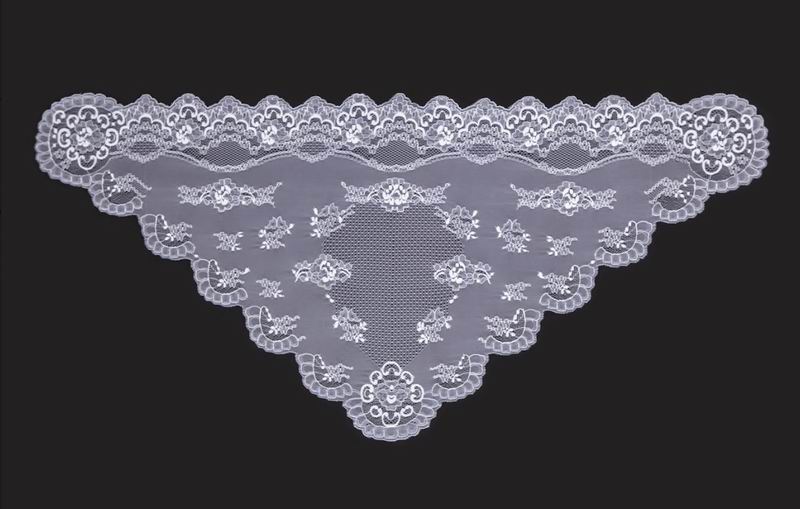 Mantilla Triangular color Blanco. Ref. 12691-7. Medidas: 66cm X 155cm