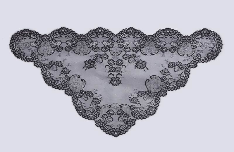 Mantilla Triangular. Ref. 12681-3. Medidas: 60cm X 120cm