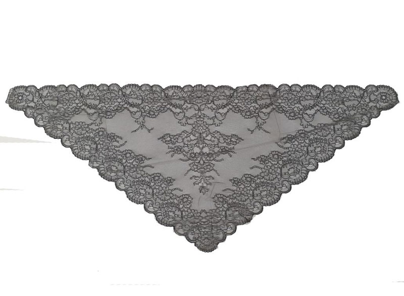 Mantilla Triangular Ref. 123213. Medidas: 60cm X 120cm