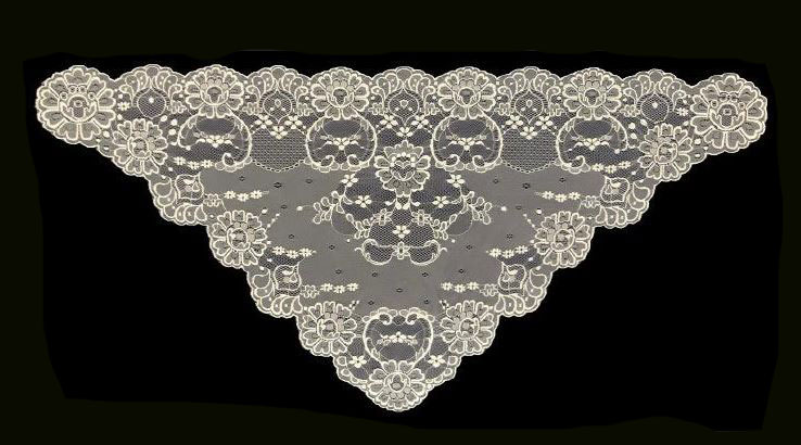 Triangular Spanish veil. Ref. 12581-3BCO. Measurements: 60cm X 120cm