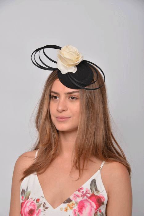 Tocado Sabrina. Casquete y Círculos Negros con Flor Crema