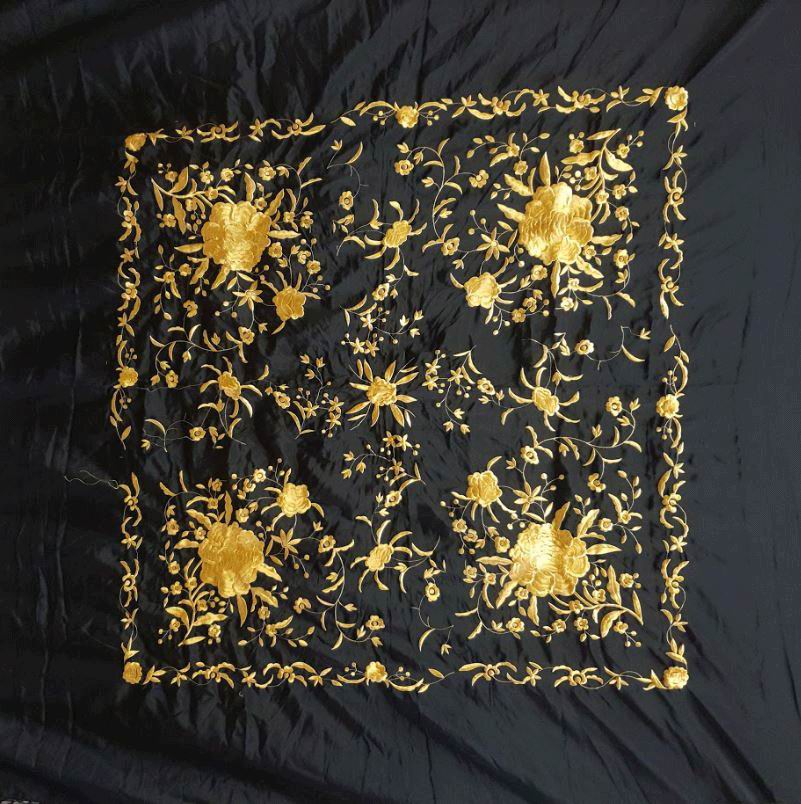 Manton de Manila para Ensayo. Negro bordado en Oro. 135cm X 135cm