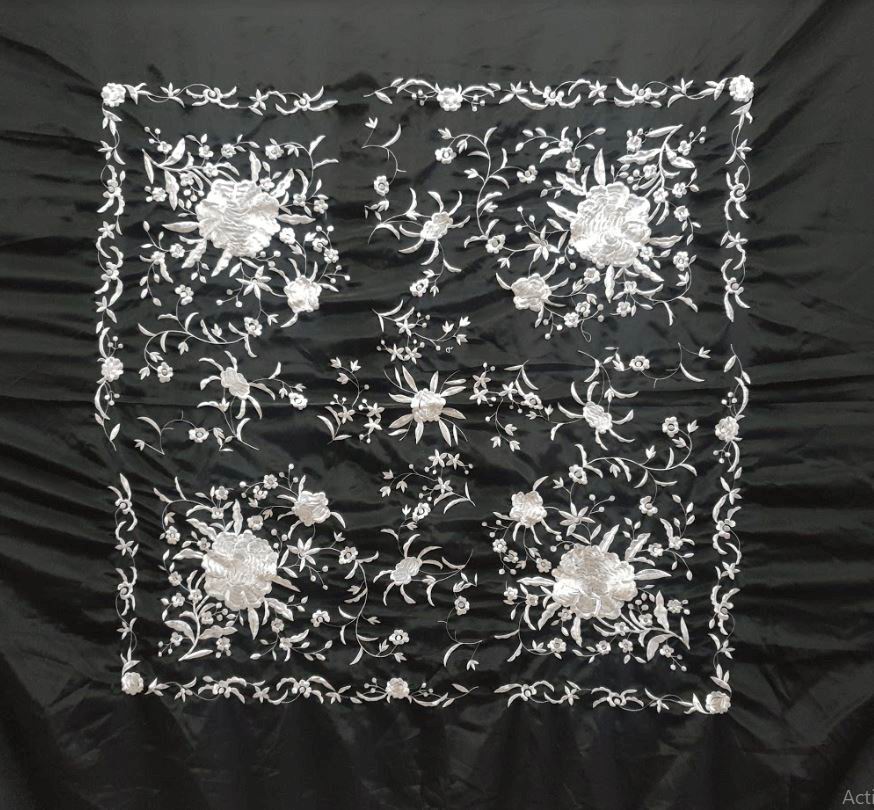 Châle de Manille pour la danse flamenco. Noir Brodé en Argent. 135cm X 135cm