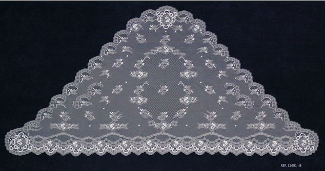 Triangular Spanish veil. Ref. 12671-3. Measurements: 60cm X 120cm