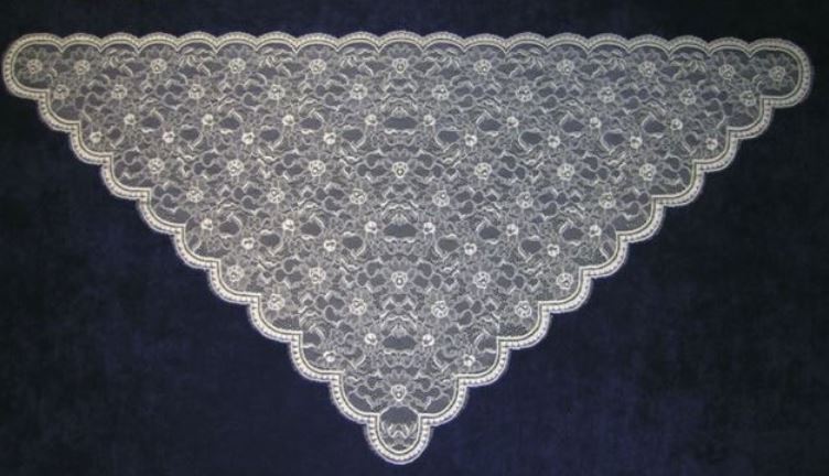 Mantilla Triangular en color marfil. Medidas: 1m X 2m