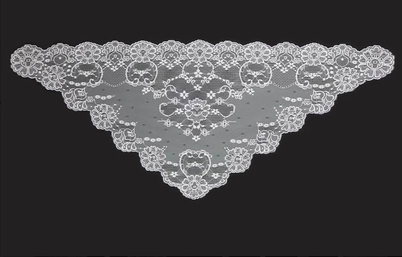 Triangular shawl white colour. Ref. 12581-8. Measurements: 1m X 2m