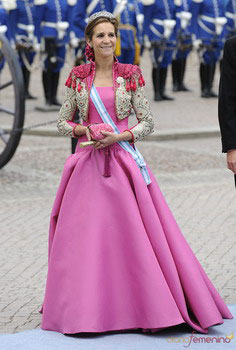 La Infanta Elena vestida con un traje de inspiración española