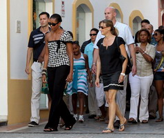 Michelle Obama y su hija Sasha pasea por Marbella