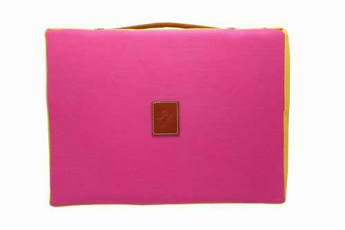 Coussin Fuchsia et Jaune rappelant la Cape des Toreros