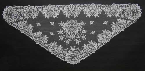 Mantilla Triangular Bordada a Maquina. Ref.5432-10. Medidas 60cm X 125cm