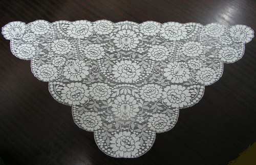 Mantilla Triangular. Ref. 401. Medidas: 55/60 cm. X 110/120 cm