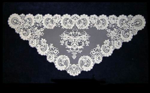 Triangular Spanish veil. Ref. 12311-7. Measurements: 66cm X 154cm