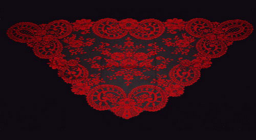 Mantille triangulaire couleur rouge. Mesures: 60cm X 115cm