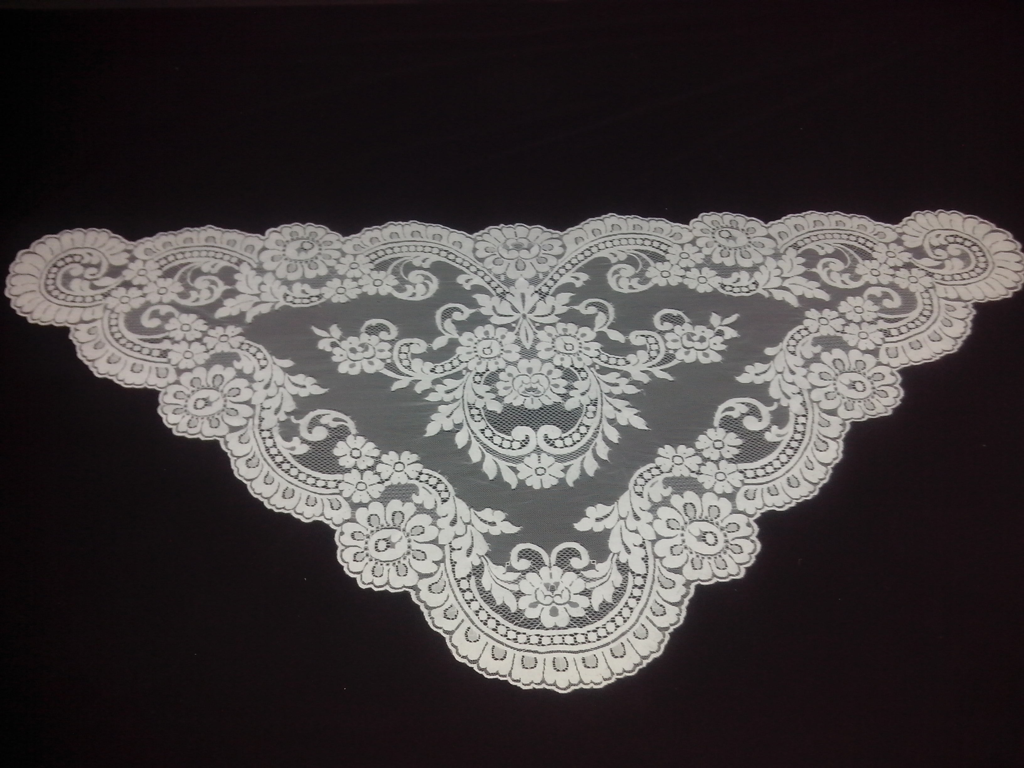 Triangular Spanish Mantilla. Dimensions 80cm X 160cm