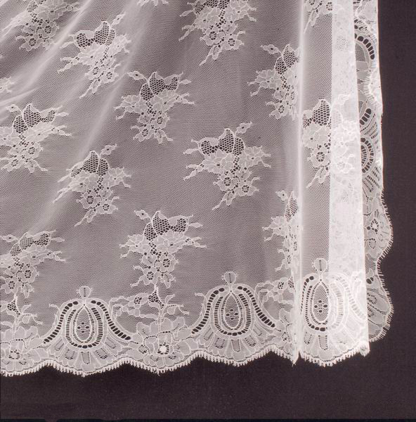 Spanish Veil (Shawl). Measurements: 200x300 cm. Ivory