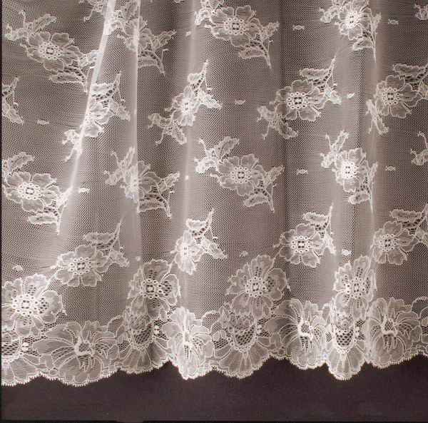 Spanish Veil (Shawl). Measurements: 200x300 cm. Ivory