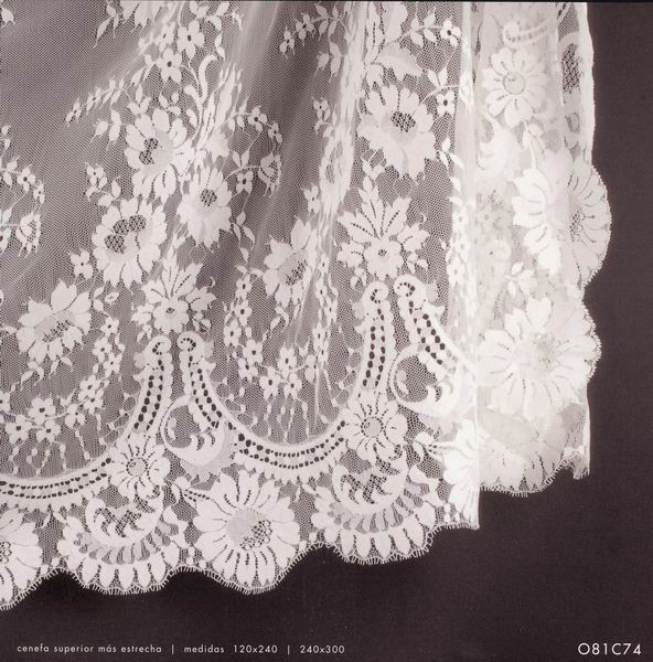 Spanish Veil (Shawl). Measurements: 250x300 cm. Ivory